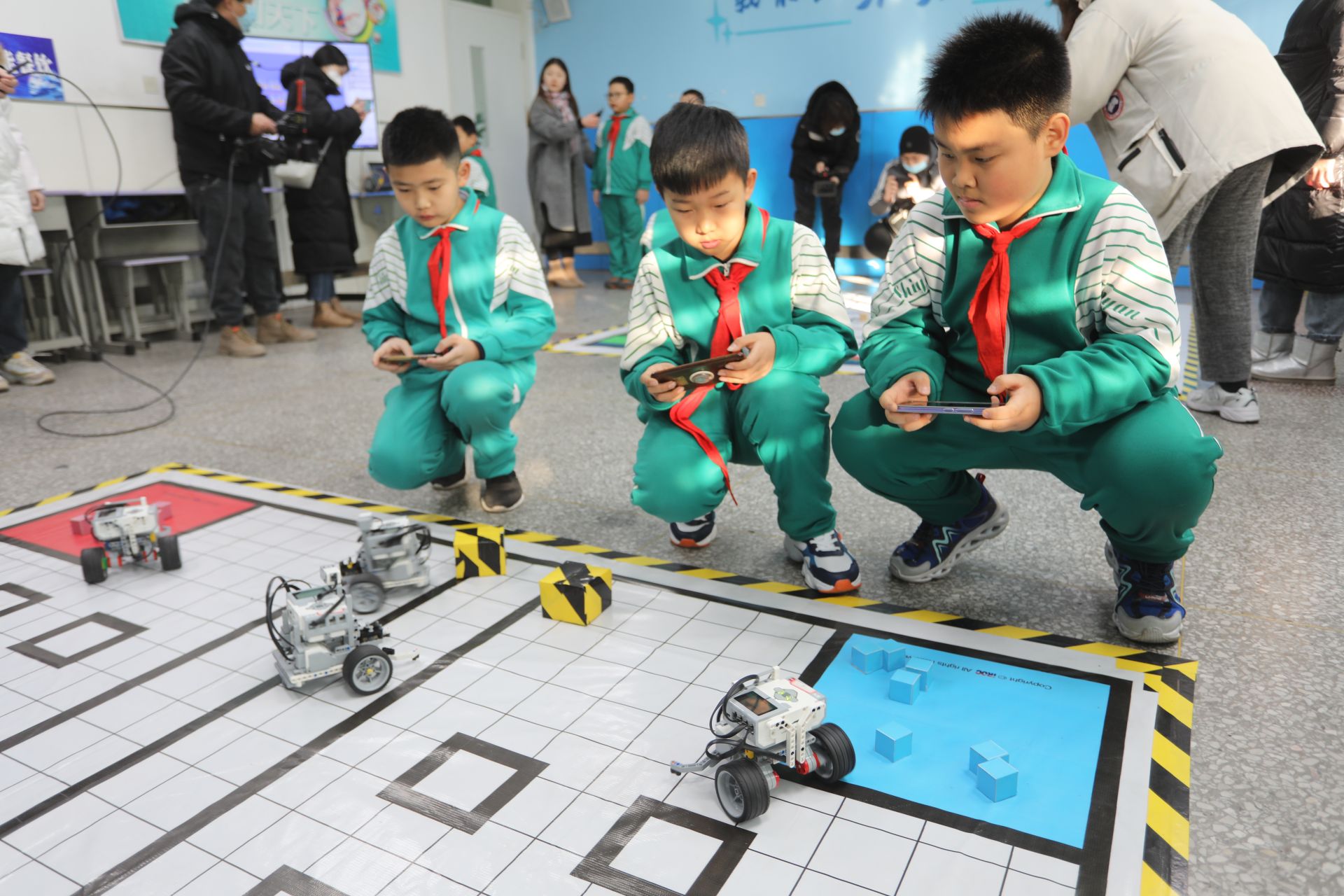 A股收评 | 成交量超3000亿，三大指数轻微下跌，医药股持续强势