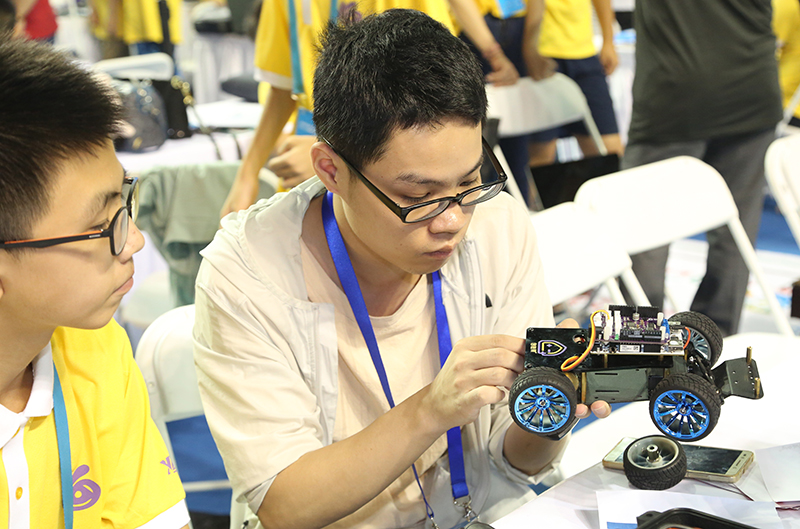 “顶天立地”做强做优制造业